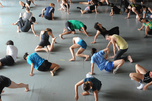 Ein Gruppe tanzt in einer Halle